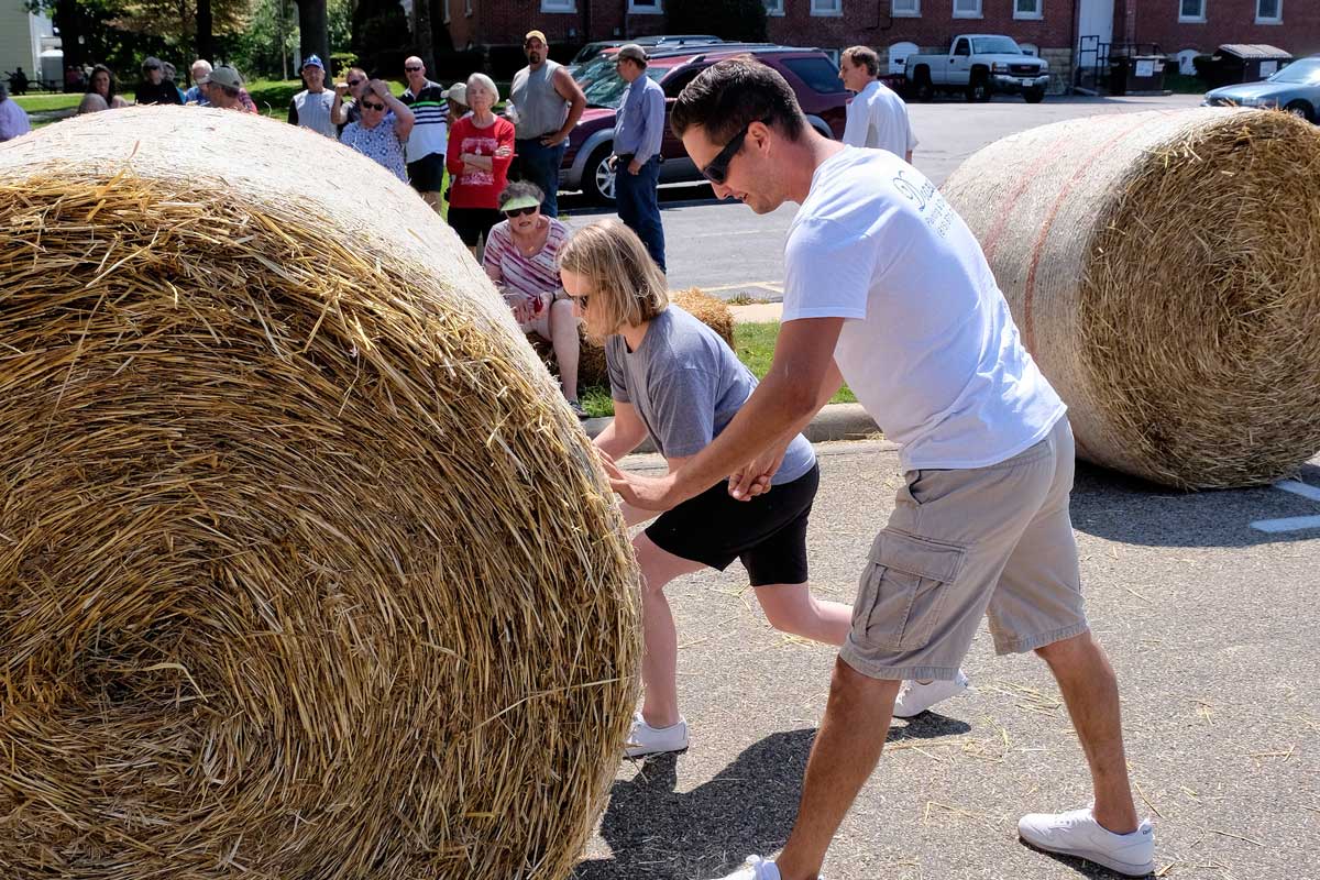 Strawfest Day_round bale races